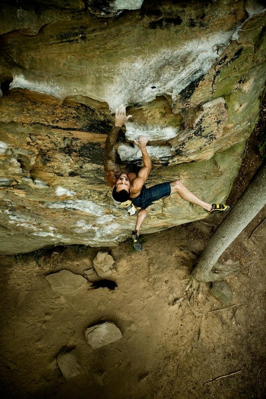 Chris Sierzant free solos "Fuzzy Undercling" 11b at Military Wall
